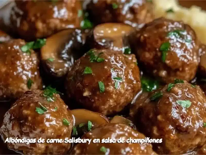 Albóndigas Salisbury en sartén con salsa de champiñones y guarnición.