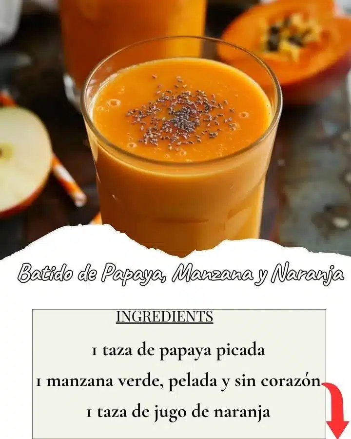 Batido de papaya, manzana y naranja en un vaso fresco y colorido