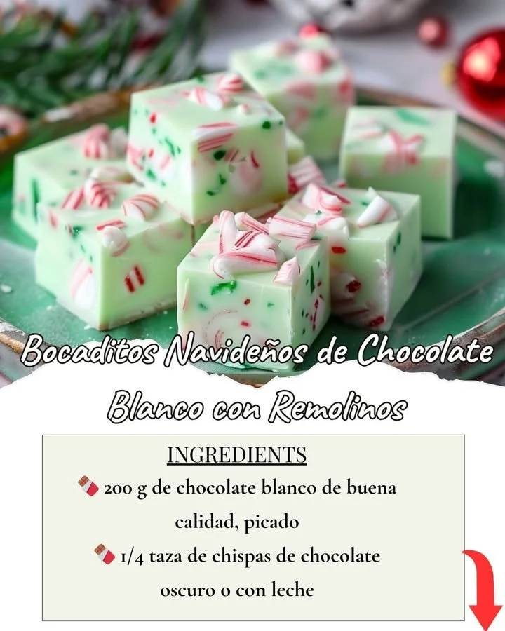 Bocaditos navideños de chocolate blanco con remolinos en una bandeja