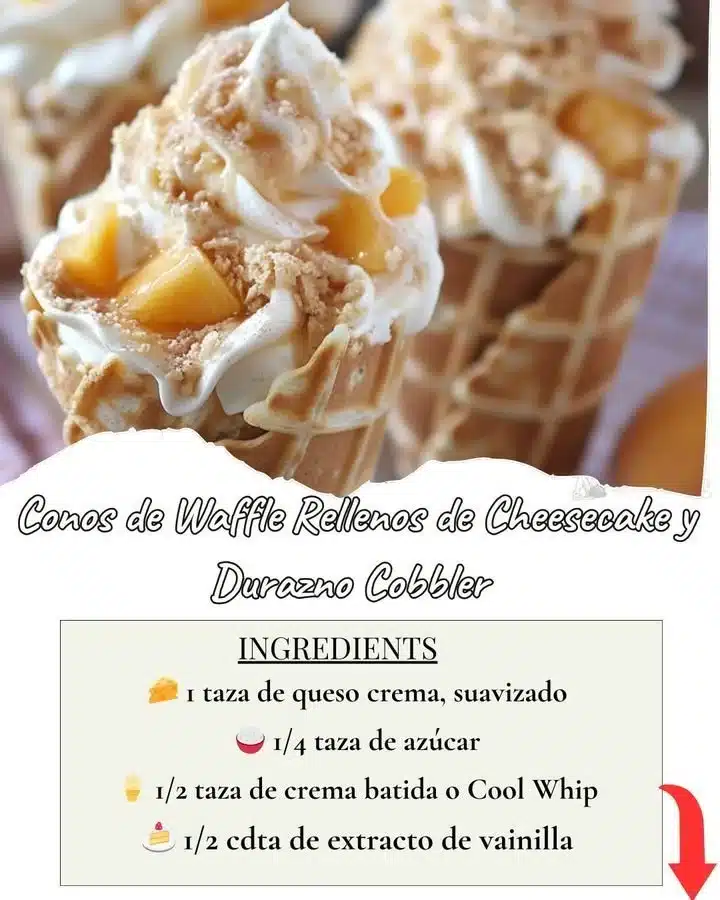 Conos de waffle rellenos de cheesecake y durazno cobbler listos para disfrutar.