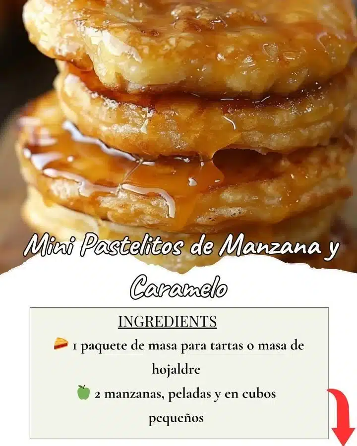 Mini pastelitos de manzana y caramelo recién horneados