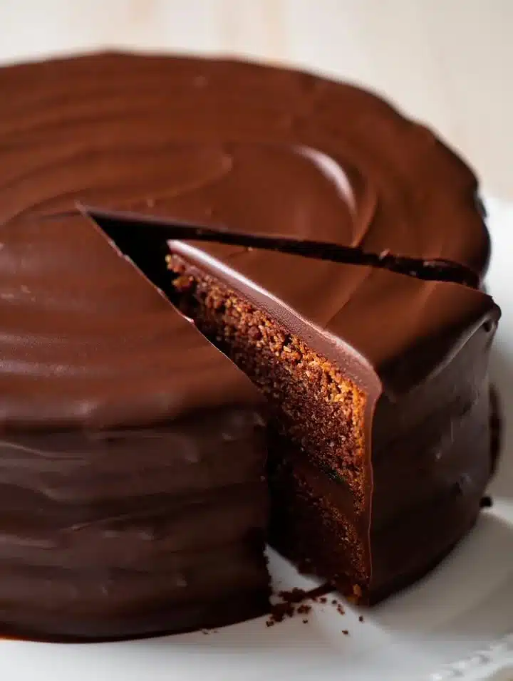 Pastel de Manzana y Cacao sin Azúcar en un plato decorativo