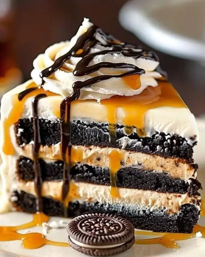 Pastel helado de Oreo con caramelo salado decorado y delicioso