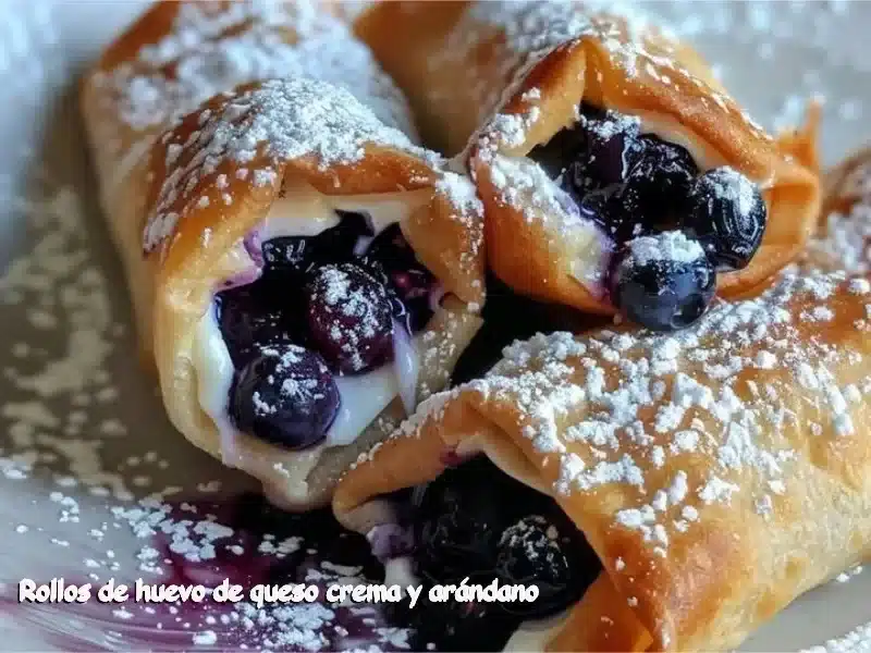 Rollos de huevo rellenos de queso crema y arándano