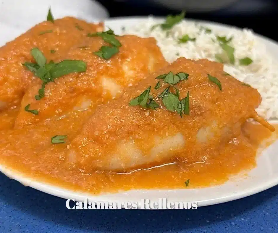 Plato de Calamares Rellenos servidos con salsa y guarnición
