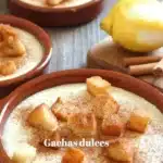 Plato de gachas dulces con canela y azúcar, un postre español tradicional.