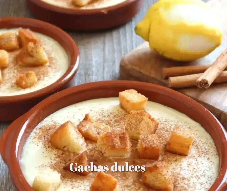 Plato de gachas dulces con canela y azúcar, un postre español tradicional.