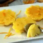 Deliciosas quesadillas de naranja servidas en un plato colorido