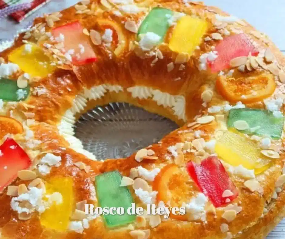 Rosco de Reyes decorado con frutas y dulces, símbolo del Día de Reyes
