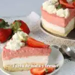 Tarta de nata y fresas en un plato decorativo con fresas frescas y crema