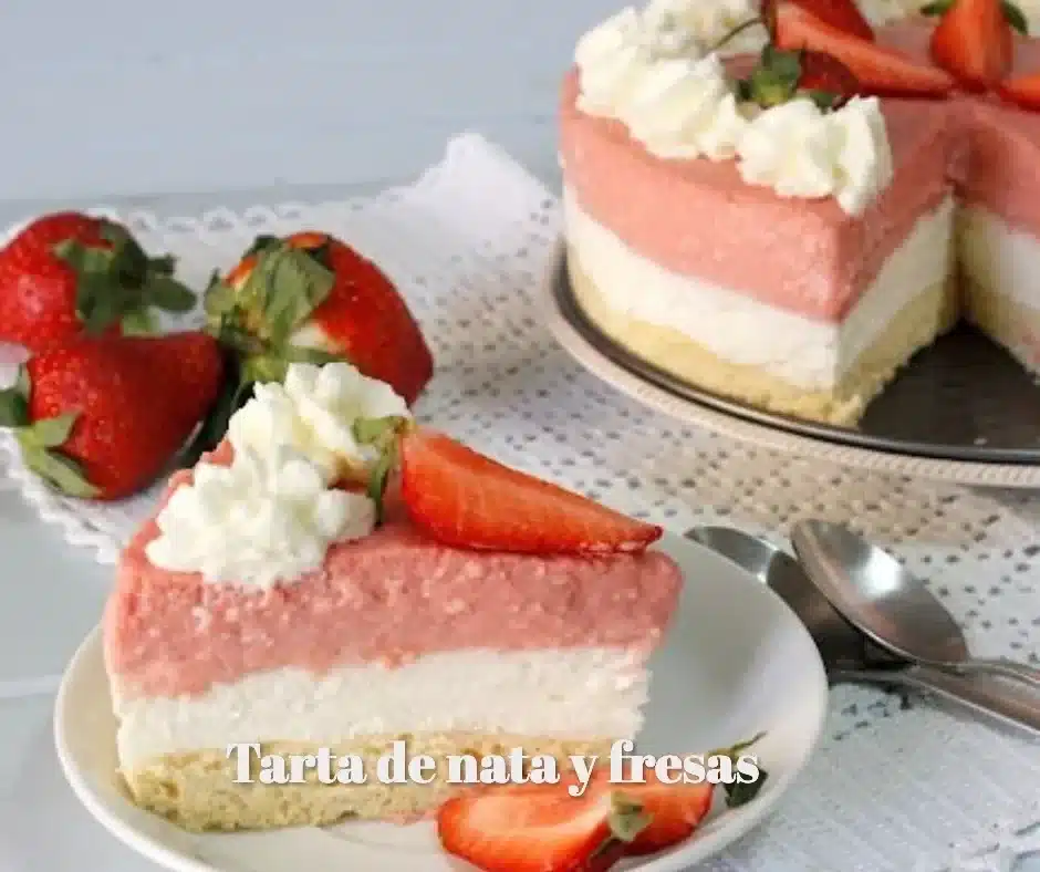 Tarta de nata y fresas en un plato decorativo con fresas frescas y crema