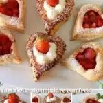 Tartaletas de hojaldre decoradas con fresas frescas y crema