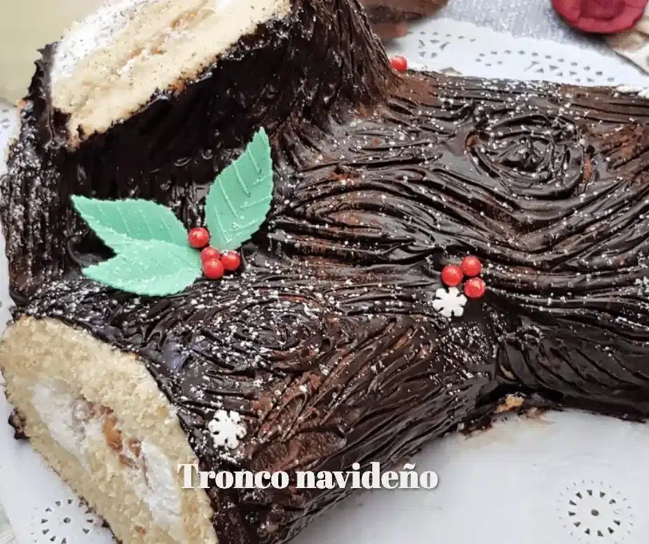 Receta de tronco navideño decorado con crema y frutas